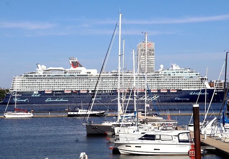 Travelnews.lv sadarbībā ar lietotni «Pik.ap» aplūko kruīza kuģi «Mein Schiff 6» no jahtas Daugavā Travelnews.lv sadarbībā ar lietotni «Pik.ap» aplūko kruīza kuģi «Mein Schiff 6» no jahtas Daugavā 321604