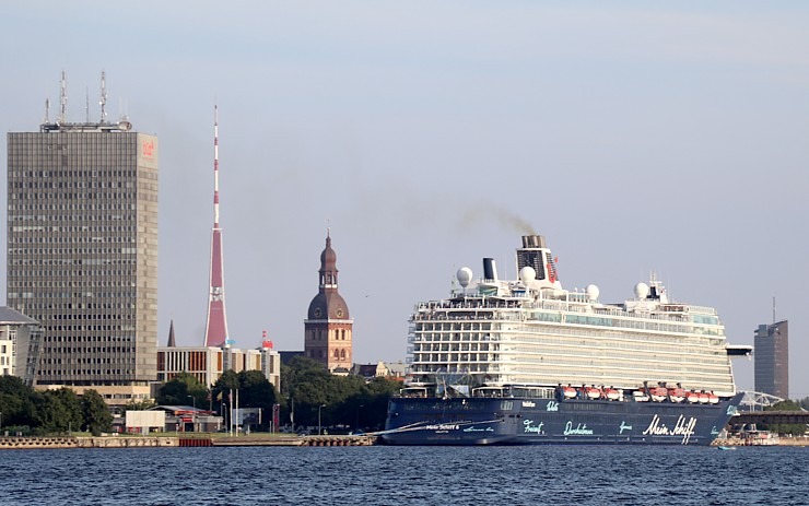 Travelnews.lv sadarbībā ar lietotni «Pik.ap» aplūko kruīza kuģi «Mein Schiff 6» no jahtas Daugavā Travelnews.lv sadarbībā ar lietotni «Pik.ap» aplūko kruīza kuģi «Mein Schiff 6» no jahtas Daugavā 321605