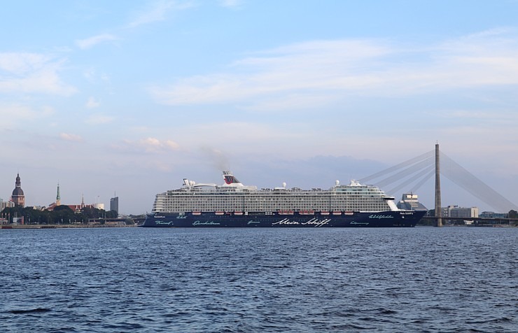 Travelnews.lv sadarbībā ar lietotni «Pik.ap» aplūko kruīza kuģi «Mein Schiff 6» no jahtas Daugavā Travelnews.lv sadarbībā ar lietotni «Pik.ap» aplūko kruīza kuģi «Mein Schiff 6» no jahtas Daugavā 321606