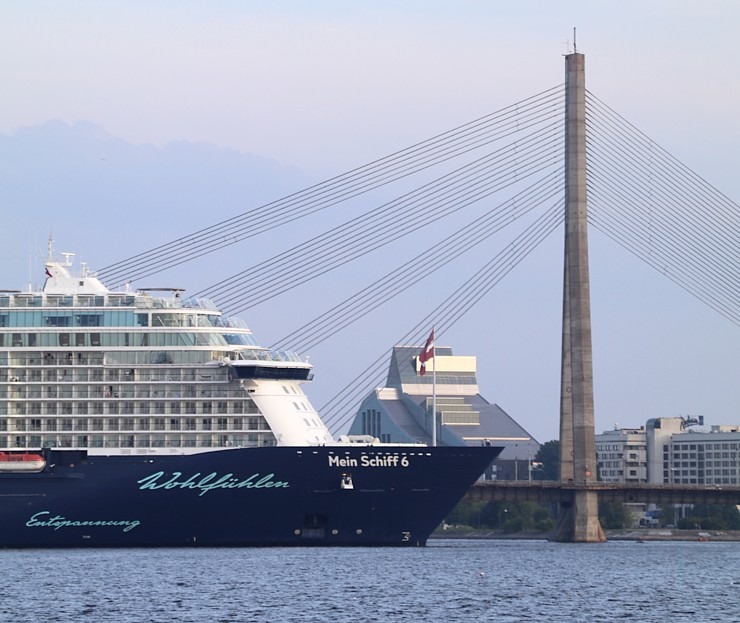 Travelnews.lv sadarbībā ar lietotni «Pik.ap» aplūko kruīza kuģi «Mein Schiff 6» no jahtas Daugavā Travelnews.lv sadarbībā ar lietotni «Pik.ap» aplūko kruīza kuģi «Mein Schiff 6» no jahtas Daugavā 321607