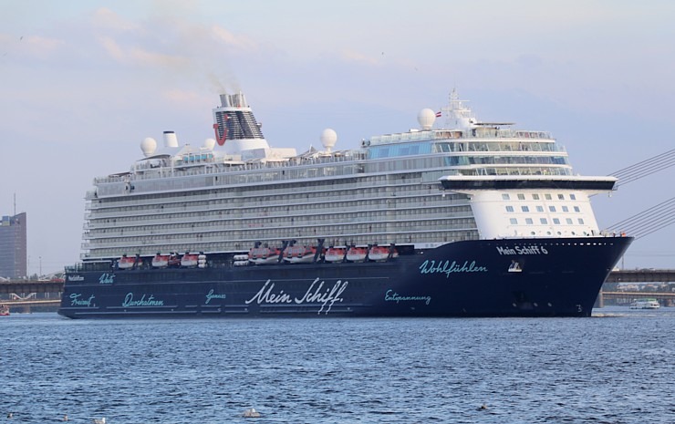 Travelnews.lv sadarbībā ar lietotni «Pik.ap» aplūko kruīza kuģi «Mein Schiff 6» no jahtas Daugavā Travelnews.lv sadarbībā ar lietotni «Pik.ap» aplūko kruīza kuģi «Mein Schiff 6» no jahtas Daugavā 321608
