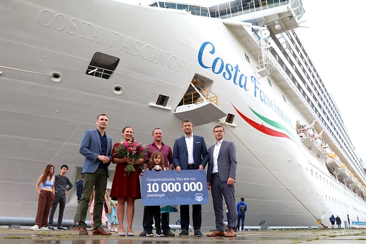 Rīgas Brīvostas pārvalde sagaida 10 miljonu pasažieri, ko atved kruīzu kuģis «Costa Fascinosa» 321726