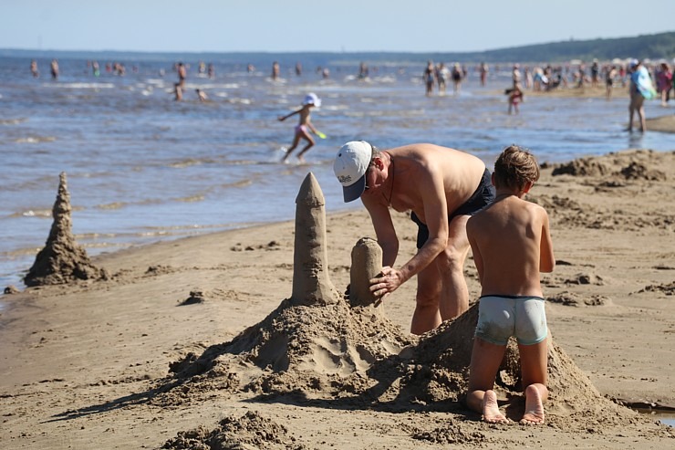 Jūrmalas pludmalē aizvien biežāk ienāk vides mākslas darbi 321970