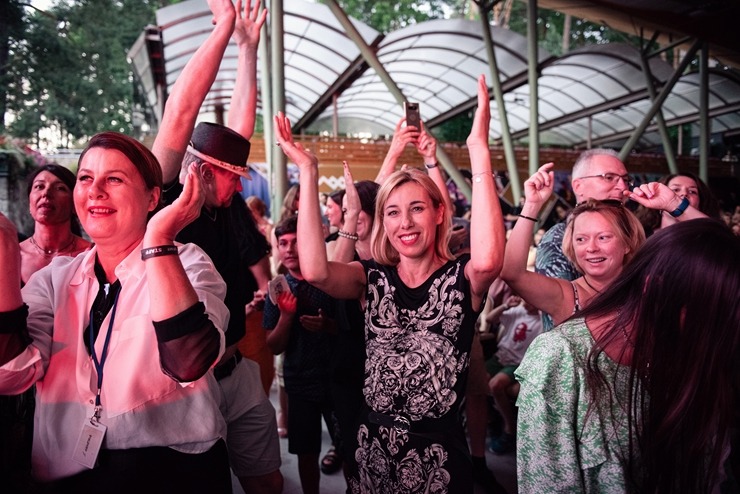 Jūrmālā uzstājas Balkānu ritmu karalis Shantel ar grupu «Bucovina Club Orkestar». Foto: Ieva Makare Jūrmālā uzstājas Balkānu ritmu karalis Shantel ar grupu «Bucovina Club Orkestar». Foto: Ieva Makare 322494