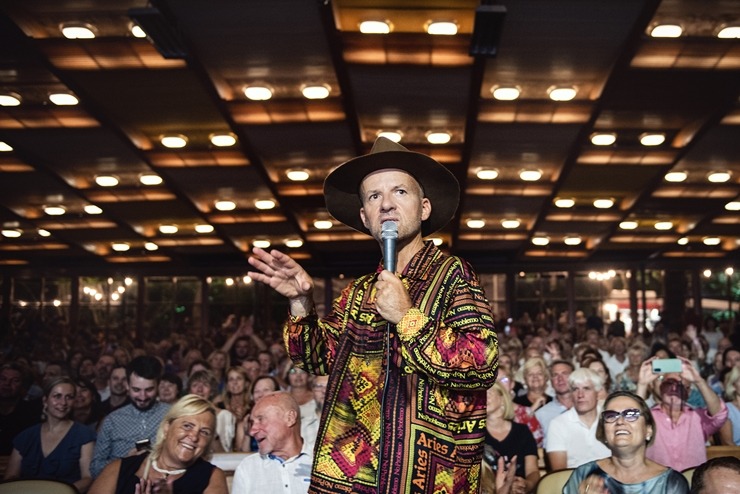 Jūrmālā uzstājas Balkānu ritmu karalis Shantel ar grupu «Bucovina Club Orkestar». Foto: Ieva Makare Jūrmālā uzstājas Balkānu ritmu karalis Shantel ar grupu «Bucovina Club Orkestar». Foto: Ieva Makare 322497