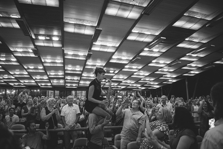 Jūrmālā uzstājas Balkānu ritmu karalis Shantel ar grupu «Bucovina Club Orkestar». Foto: Ieva Makare Jūrmālā uzstājas Balkānu ritmu karalis Shantel ar grupu «Bucovina Club Orkestar». Foto: Ieva Makare 322500