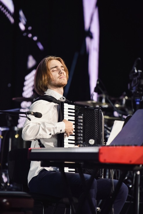 Jūrmālā uzstājas Balkānu ritmu karalis Shantel ar grupu «Bucovina Club Orkestar». Foto: Ieva Makare Jūrmālā uzstājas Balkānu ritmu karalis Shantel ar grupu «Bucovina Club Orkestar». Foto: Ieva Makare 322485