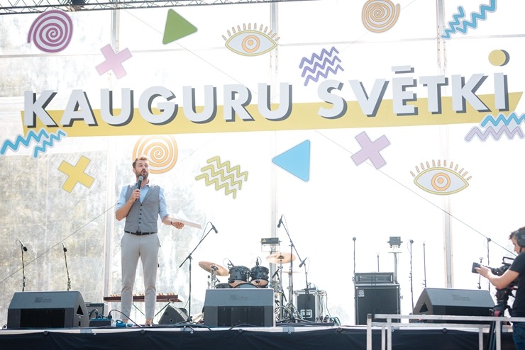 Ar krāšņiem koncertiem un lāzeru šovu Jūrmalā tiek svinēti vērienīgi Kauguru svētki. Foto: Jurmala..lv Ar krāšņiem koncertiem un lāzeru šovu Jūrmalā tiek svinēti vērienīgi Kauguru svētki. Foto: Jurmala..lv 322690