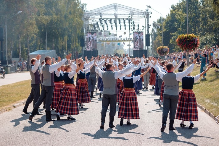 Ar krāšņiem koncertiem un lāzeru šovu Jūrmalā tiek svinēti vērienīgi Kauguru svētki. Foto: Jurmala..lv Ar krāšņiem koncertiem un lāzeru šovu Jūrmalā tiek svinēti vērienīgi Kauguru svētki. Foto: Jurmala..lv 322682
