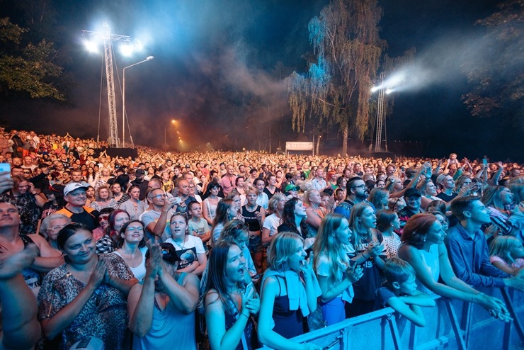 Ar krāšņiem koncertiem un lāzeru šovu Jūrmalā tiek svinēti vērienīgi Kauguru svētki. Foto: Jurmala..lv Ar krāšņiem koncertiem un lāzeru šovu Jūrmalā tiek svinēti vērienīgi Kauguru svētki. Foto: Jurmala..lv 322708