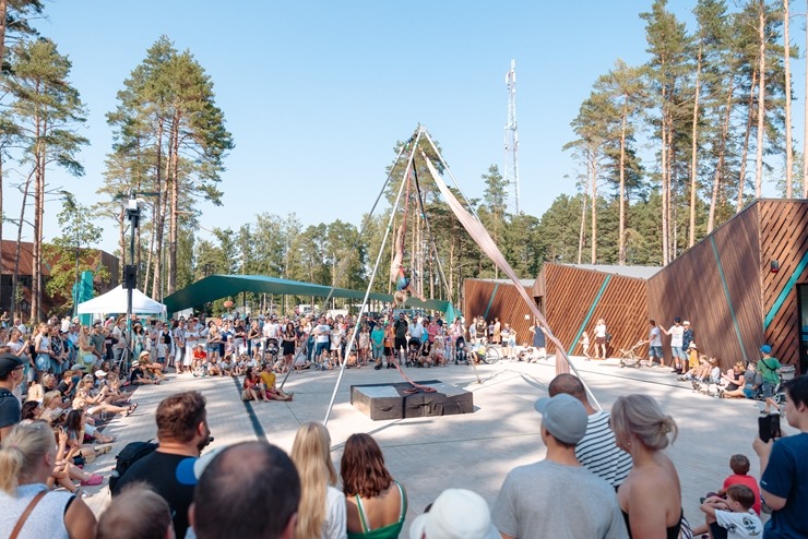 Ar krāšņiem koncertiem un lāzeru šovu Jūrmalā tiek svinēti vērienīgi Kauguru svētki. Foto: Jurmala..lv Ar krāšņiem koncertiem un lāzeru šovu Jūrmalā tiek svinēti vērienīgi Kauguru svētki. Foto: Jurmala..lv 322686