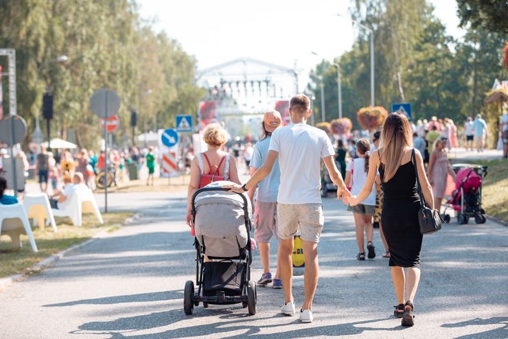 Ar krāšņiem koncertiem un lāzeru šovu Jūrmalā tiek svinēti vērienīgi Kauguru svētki. Foto: Jurmala..lv Ar krāšņiem koncertiem un lāzeru šovu Jūrmalā tiek svinēti vērienīgi Kauguru svētki. Foto: Jurmala..lv 322689