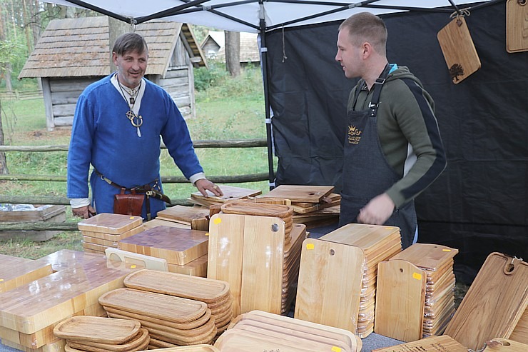 «Mūsdienu amatniecības tirgus 2022» pulcējas koka meistari Latvijas Etnogrāfiskajā brīvdabas muzejā «Mūsdienu amatniecības tirgus 2022» pulcējas koka meistari Latvijas Etnogrāfiskajā brīvdabas muzejā 323177