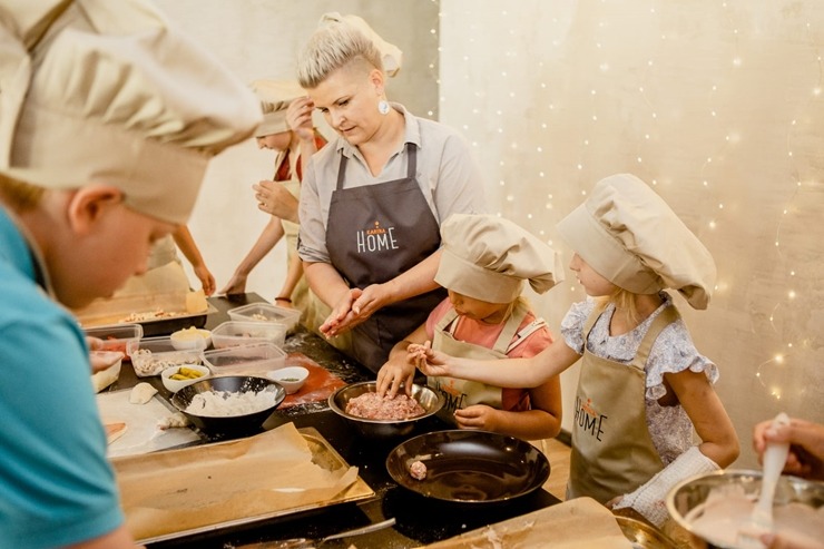 Krāslavas novada svinību un atpūtas vieta «Karina Home» rīko bērnu kulinārijas meistarklasi. Foto: Veronika Lokotko Krāslavas novada svinību un atpūtas vieta «Karina Home» rīko bērnu kulinārijas meistarklasi. Foto: Veronika Lokotko 323424