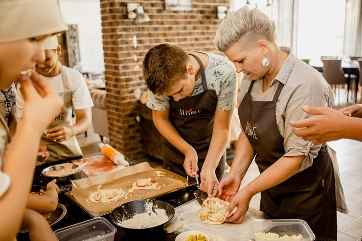 Krāslavas novada svinību un atpūtas vieta «Karina Home» rīko bērnu kulinārijas meistarklasi. Foto: Veronika Lokotko Krāslavas novada svinību un atpūtas vieta «Karina Home» rīko bērnu kulinārijas meistarklasi. Foto: Veronika Lokotko 323428