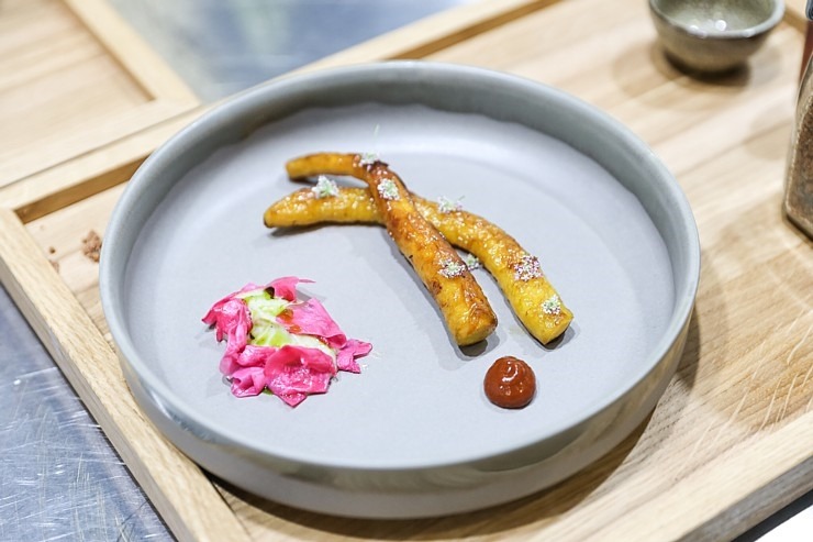 «Pavāru klubs» pārtikas izstādē «Riga Food» iepazīstina apmeklētājus ar jaunām garšām un to meistariem. Foto: Chef.lv «Pavāru klubs» pārtikas izstādē «Riga Food» iepazīstina apmeklētājus ar jaunām garšām un to meistariem. Foto: Chef.lv 323564