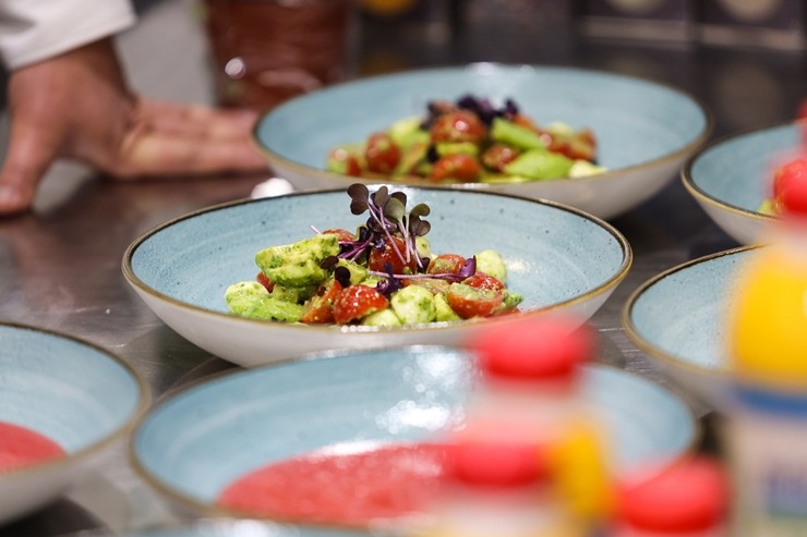 «Pavāru klubs» pārtikas izstādē «Riga Food» iepazīstina apmeklētājus ar jaunām garšām un to meistariem. Foto: Chef.lv «Pavāru klubs» pārtikas izstādē «Riga Food» iepazīstina apmeklētājus ar jaunām garšām un to meistariem. Foto: Chef.lv 323573