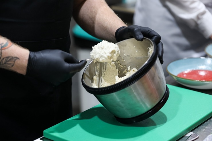 «Pavāru klubs» pārtikas izstādē «Riga Food» iepazīstina apmeklētājus ar jaunām garšām un to meistariem. Foto: Chef.lv «Pavāru klubs» pārtikas izstādē «Riga Food» iepazīstina apmeklētājus ar jaunām garšām un to meistariem. Foto: Chef.lv 323574