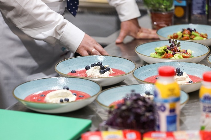 «Pavāru klubs» pārtikas izstādē «Riga Food» iepazīstina apmeklētājus ar jaunām garšām un to meistariem. Foto: Chef.lv «Pavāru klubs» pārtikas izstādē «Riga Food» iepazīstina apmeklētājus ar jaunām garšām un to meistariem. Foto: Chef.lv 323576