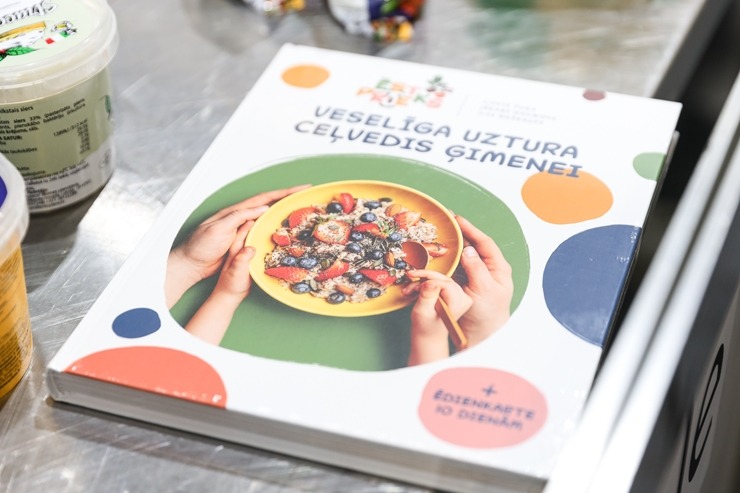 «Pavāru klubs» pārtikas izstādē «Riga Food» iepazīstina apmeklētājus ar jaunām garšām un to meistariem. Foto: Chef.lv «Pavāru klubs» pārtikas izstādē «Riga Food» iepazīstina apmeklētājus ar jaunām garšām un to meistariem. Foto: Chef.lv 323577