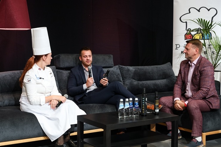 «Pavāru klubs» pārtikas izstādē «Riga Food» iepazīstina apmeklētājus ar jaunām garšām un to meistariem. Foto: Chef.lv «Pavāru klubs» pārtikas izstādē «Riga Food» iepazīstina apmeklētājus ar jaunām garšām un to meistariem. Foto: Chef.lv 323565