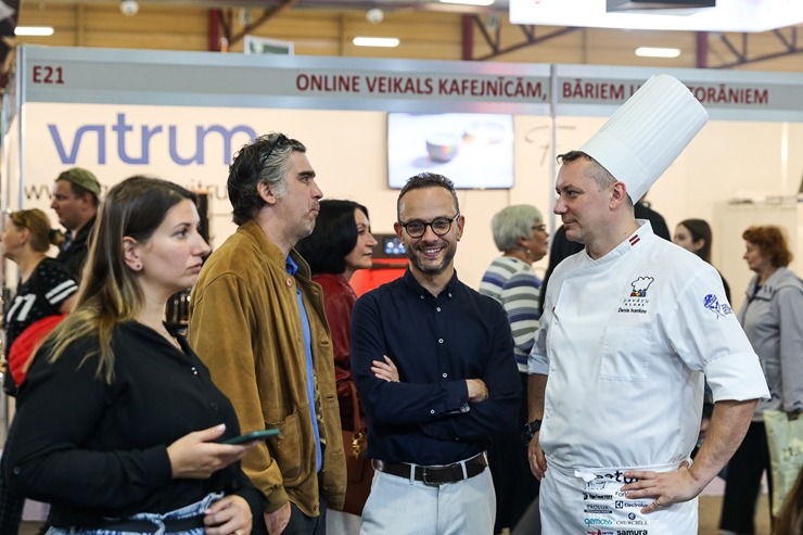 «Pavāru klubs» pārtikas izstādē «Riga Food» iepazīstina apmeklētājus ar jaunām garšām un to meistariem. Foto: Chef.lv «Pavāru klubs» pārtikas izstādē «Riga Food» iepazīstina apmeklētājus ar jaunām garšām un to meistariem. Foto: Chef.lv 323583