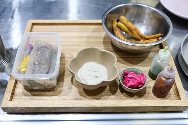 «Pavāru klubs» pārtikas izstādē «Riga Food» iepazīstina apmeklētājus ar jaunām garšām un to meistariem. Foto: Chef.lv «Pavāru klubs» pārtikas izstādē «Riga Food» iepazīstina apmeklētājus ar jaunām garšām un to meistariem. Foto: Chef.lv 323588