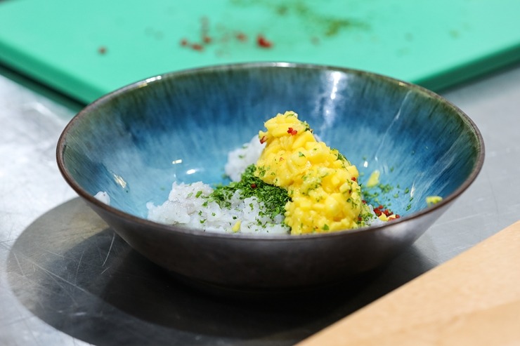 «Pavāru klubs» pārtikas izstādē «Riga Food» iepazīstina apmeklētājus ar jaunām garšām un to meistariem. Foto: Chef.lv «Pavāru klubs» pārtikas izstādē «Riga Food» iepazīstina apmeklētājus ar jaunām garšām un to meistariem. Foto: Chef.lv 323589