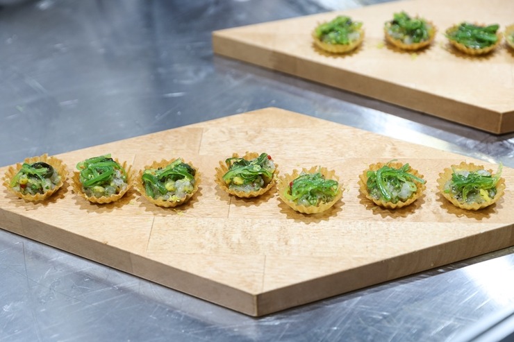 «Pavāru klubs» pārtikas izstādē «Riga Food» iepazīstina apmeklētājus ar jaunām garšām un to meistariem. Foto: Chef.lv «Pavāru klubs» pārtikas izstādē «Riga Food» iepazīstina apmeklētājus ar jaunām garšām un to meistariem. Foto: Chef.lv 323590