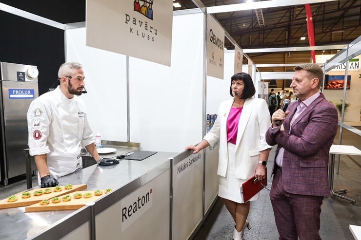 «Pavāru klubs» pārtikas izstādē «Riga Food» iepazīstina apmeklētājus ar jaunām garšām un to meistariem. Foto: Chef.lv «Pavāru klubs» pārtikas izstādē «Riga Food» iepazīstina apmeklētājus ar jaunām garšām un to meistariem. Foto: Chef.lv 323591
