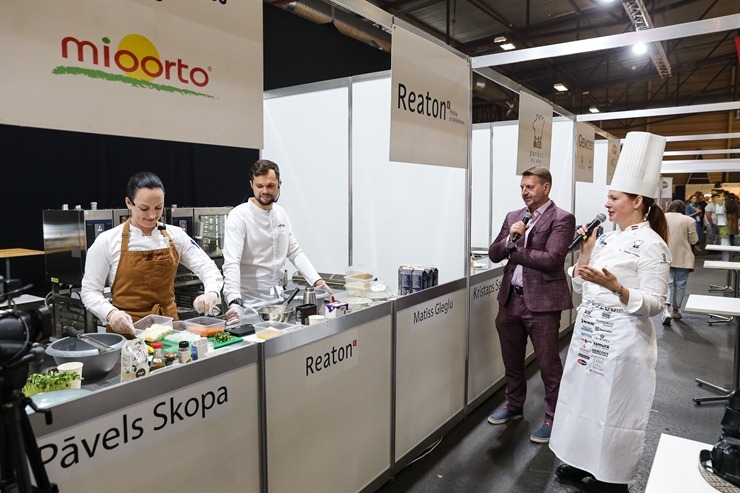 «Pavāru klubs» pārtikas izstādē «Riga Food» iepazīstina apmeklētājus ar jaunām garšām un to meistariem. Foto: Chef.lv «Pavāru klubs» pārtikas izstādē «Riga Food» iepazīstina apmeklētājus ar jaunām garšām un to meistariem. Foto: Chef.lv 323592