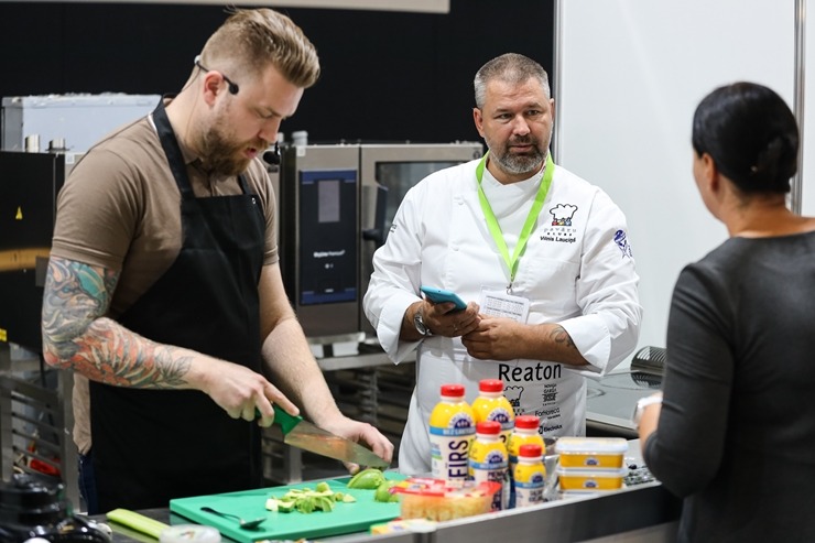 «Pavāru klubs» pārtikas izstādē «Riga Food» iepazīstina apmeklētājus ar jaunām garšām un to meistariem. Foto: Chef.lv «Pavāru klubs» pārtikas izstādē «Riga Food» iepazīstina apmeklētājus ar jaunām garšām un to meistariem. Foto: Chef.lv 323566
