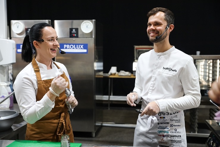 «Pavāru klubs» pārtikas izstādē «Riga Food» iepazīstina apmeklētājus ar jaunām garšām un to meistariem. Foto: Chef.lv 323593