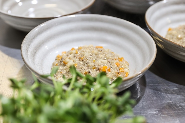 «Pavāru klubs» pārtikas izstādē «Riga Food» iepazīstina apmeklētājus ar jaunām garšām un to meistariem. Foto: Chef.lv «Pavāru klubs» pārtikas izstādē «Riga Food» iepazīstina apmeklētājus ar jaunām garšām un to meistariem. Foto: Chef.lv 323595