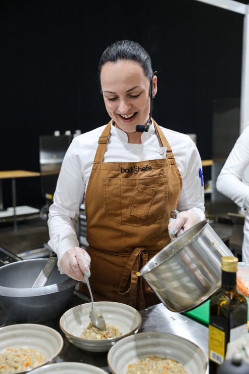 «Pavāru klubs» pārtikas izstādē «Riga Food» iepazīstina apmeklētājus ar jaunām garšām un to meistariem. Foto: Chef.lv «Pavāru klubs» pārtikas izstādē «Riga Food» iepazīstina apmeklētājus ar jaunām garšām un to meistariem. Foto: Chef.lv 323596