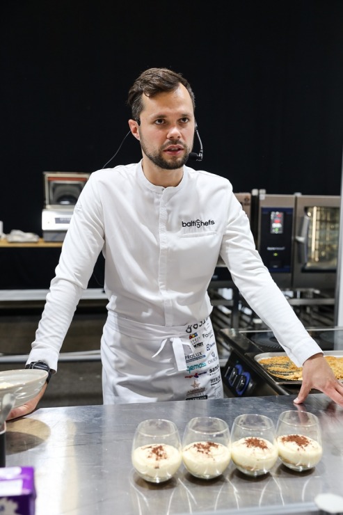 «Pavāru klubs» pārtikas izstādē «Riga Food» iepazīstina apmeklētājus ar jaunām garšām un to meistariem. Foto: Chef.lv «Pavāru klubs» pārtikas izstādē «Riga Food» iepazīstina apmeklētājus ar jaunām garšām un to meistariem. Foto: Chef.lv 323597
