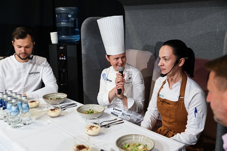«Pavāru klubs» pārtikas izstādē «Riga Food» iepazīstina apmeklētājus ar jaunām garšām un to meistariem. Foto: Chef.lv «Pavāru klubs» pārtikas izstādē «Riga Food» iepazīstina apmeklētājus ar jaunām garšām un to meistariem. Foto: Chef.lv 323598