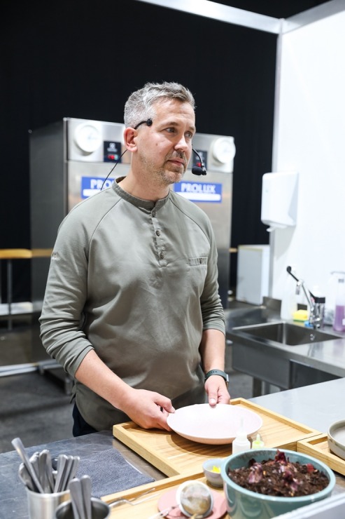 «Pavāru klubs» pārtikas izstādē «Riga Food» iepazīstina apmeklētājus ar jaunām garšām un to meistariem. Foto: Chef.lv «Pavāru klubs» pārtikas izstādē «Riga Food» iepazīstina apmeklētājus ar jaunām garšām un to meistariem. Foto: Chef.lv 323600