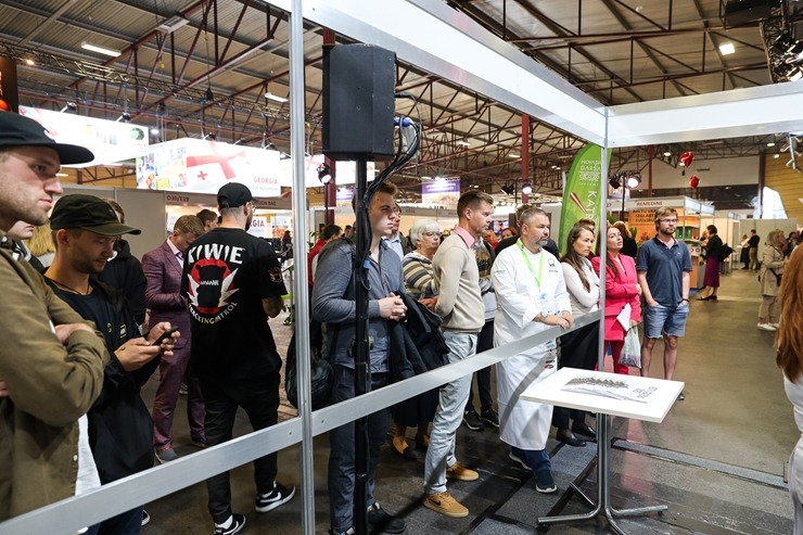 «Pavāru klubs» pārtikas izstādē «Riga Food» iepazīstina apmeklētājus ar jaunām garšām un to meistariem. Foto: Chef.lv «Pavāru klubs» pārtikas izstādē «Riga Food» iepazīstina apmeklētājus ar jaunām garšām un to meistariem. Foto: Chef.lv 323601