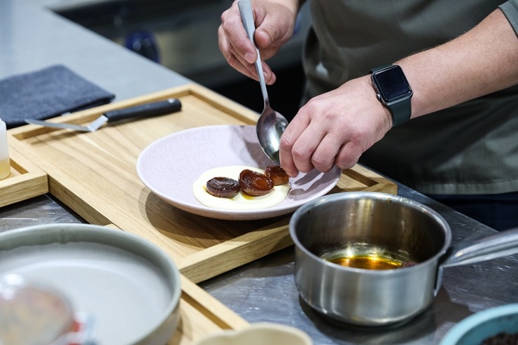 «Pavāru klubs» pārtikas izstādē «Riga Food» iepazīstina apmeklētājus ar jaunām garšām un to meistariem. Foto: Chef.lv «Pavāru klubs» pārtikas izstādē «Riga Food» iepazīstina apmeklētājus ar jaunām garšām un to meistariem. Foto: Chef.lv 323602