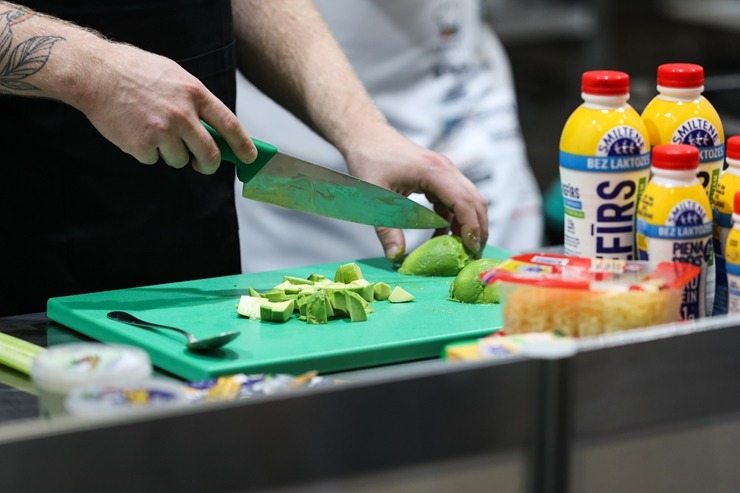 «Pavāru klubs» pārtikas izstādē «Riga Food» iepazīstina apmeklētājus ar jaunām garšām un to meistariem. Foto: Chef.lv «Pavāru klubs» pārtikas izstādē «Riga Food» iepazīstina apmeklētājus ar jaunām garšām un to meistariem. Foto: Chef.lv 323567