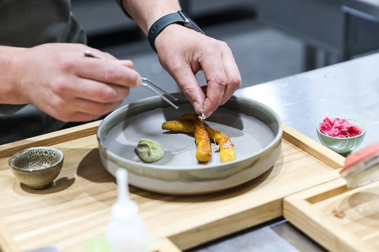 «Pavāru klubs» pārtikas izstādē «Riga Food» iepazīstina apmeklētājus ar jaunām garšām un to meistariem. Foto: Chef.lv «Pavāru klubs» pārtikas izstādē «Riga Food» iepazīstina apmeklētājus ar jaunām garšām un to meistariem. Foto: Chef.lv 323603