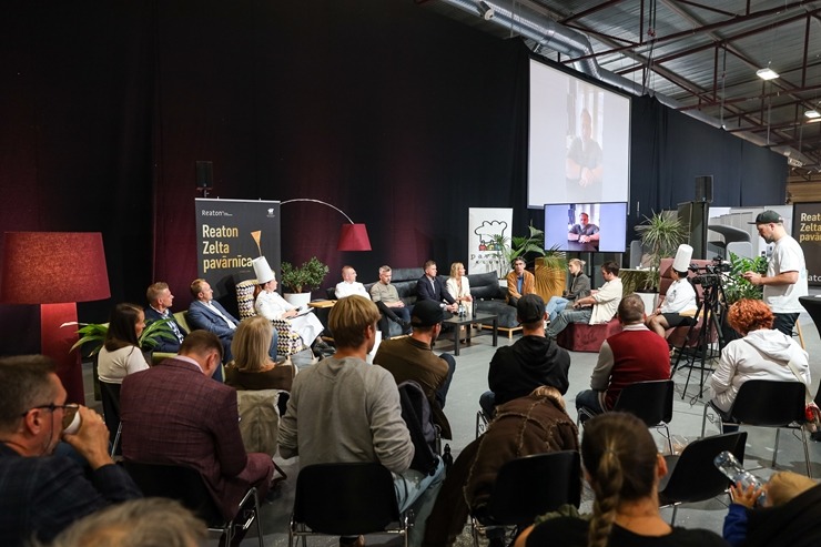 «Pavāru klubs» pārtikas izstādē «Riga Food» iepazīstina apmeklētājus ar jaunām garšām un to meistariem. Foto: Chef.lv «Pavāru klubs» pārtikas izstādē «Riga Food» iepazīstina apmeklētājus ar jaunām garšām un to meistariem. Foto: Chef.lv 323604