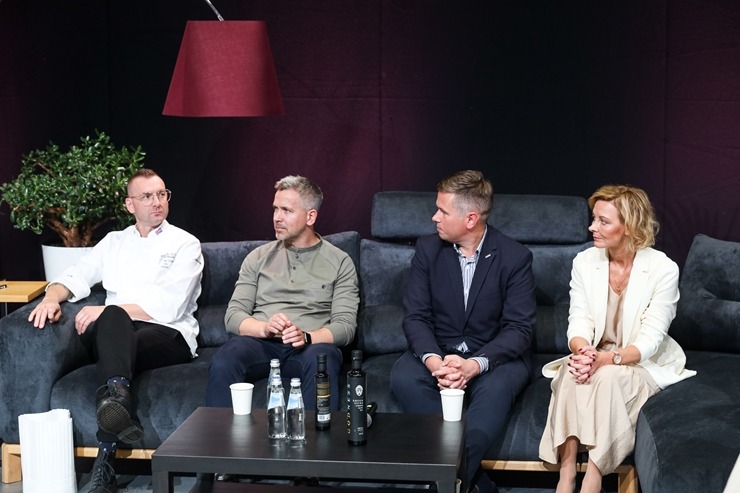 «Pavāru klubs» pārtikas izstādē «Riga Food» iepazīstina apmeklētājus ar jaunām garšām un to meistariem. Foto: Chef.lv «Pavāru klubs» pārtikas izstādē «Riga Food» iepazīstina apmeklētājus ar jaunām garšām un to meistariem. Foto: Chef.lv 323605