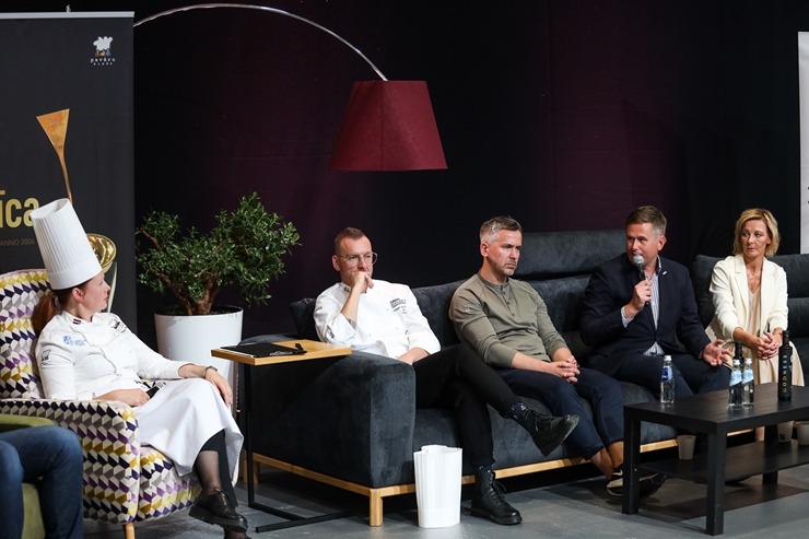 «Pavāru klubs» pārtikas izstādē «Riga Food» iepazīstina apmeklētājus ar jaunām garšām un to meistariem. Foto: Chef.lv «Pavāru klubs» pārtikas izstādē «Riga Food» iepazīstina apmeklētājus ar jaunām garšām un to meistariem. Foto: Chef.lv 323611