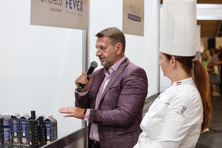 «Pavāru klubs» pārtikas izstādē «Riga Food» iepazīstina apmeklētājus ar jaunām garšām un to meistariem. Foto: Chef.lv «Pavāru klubs» pārtikas izstādē «Riga Food» iepazīstina apmeklētājus ar jaunām garšām un to meistariem. Foto: Chef.lv 323572