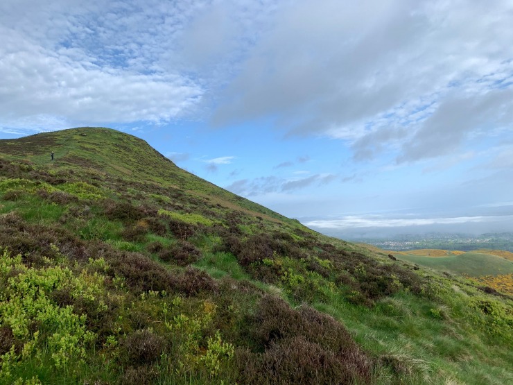 Pirmais 478m augstais Caerketton Hill pakalns, kurā ieplānotas brokastis. 324456
