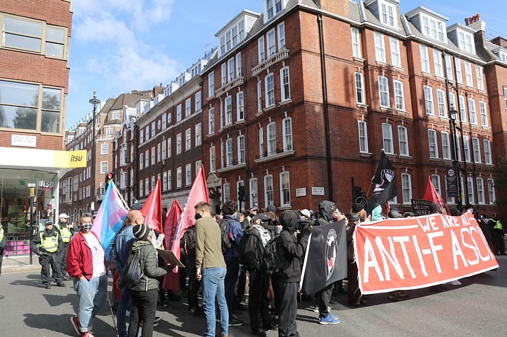 Travelnews.lv Londonā iepazīst demonstrācijas, izklaidi, baznīcas, kāzas un... 324682