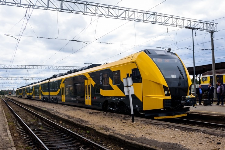 Latvijā atgādāts trešais jaunais elektrovilciens. Foto: pv.lv 325075