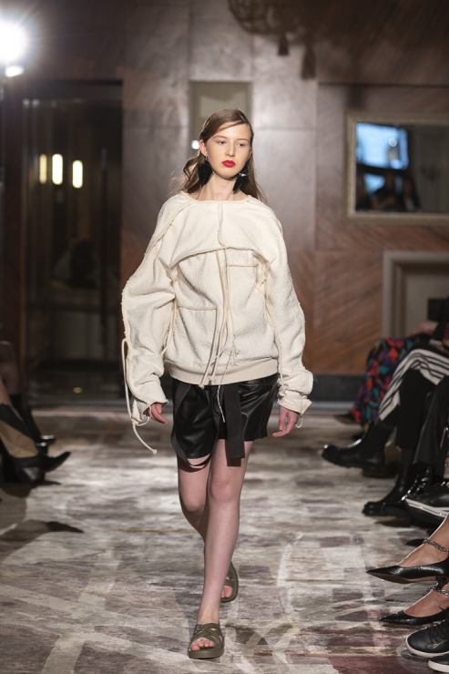 Rīgas modes nedēļā «Riga Fashion Week 2022» prezentējas «SZCZYGIEL» no Polijas. Foto: Mark Litvyakov Rīgas modes nedēļā «Riga Fashion Week 2022» prezentējas «SZCZYGIEL» no Polijas. Foto: Mark Litvyakov 325314